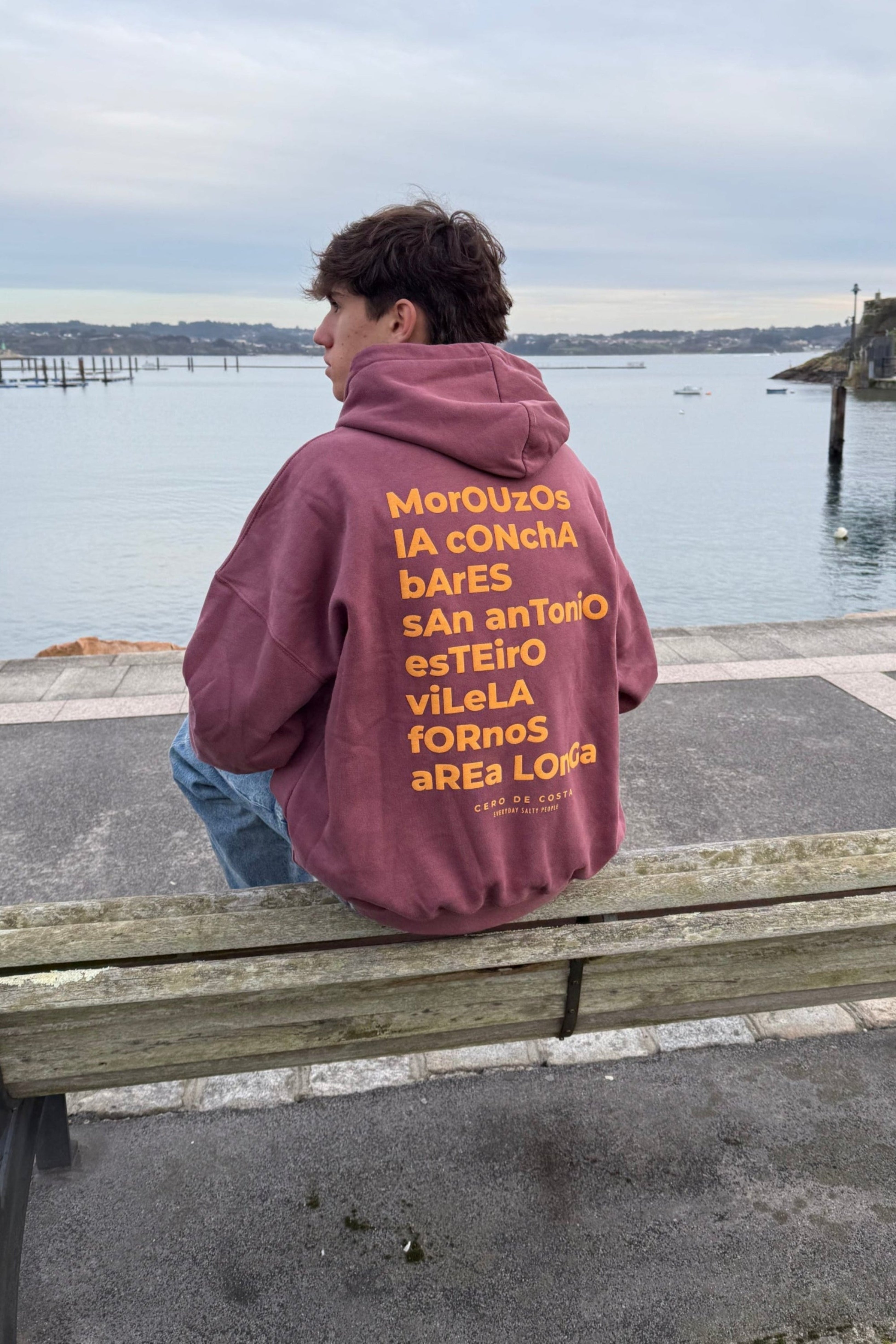 SUDADERA GRANATE/MOSTAZA "ORTIGUEIRA" CON CAPUCHA